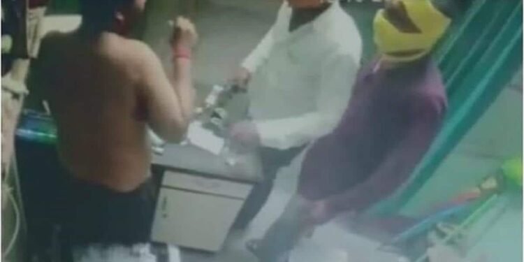UP: तमंचे के बल पर मेडिकल शॉप में डॉक्टर से 2.5 लाख की लूट, CCTV में कैद वारदात