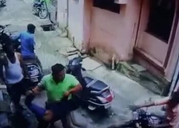 UP: मोबाइल चोरी के शक में बच्चे की खंभे से लटकाकर पिटाई, मुंह में डाली मिर्च; FIR दर्ज