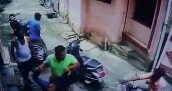 UP: मोबाइल चोरी के शक में बच्चे की खंभे से लटकाकर पिटाई, मुंह में डाली मिर्च; FIR दर्ज