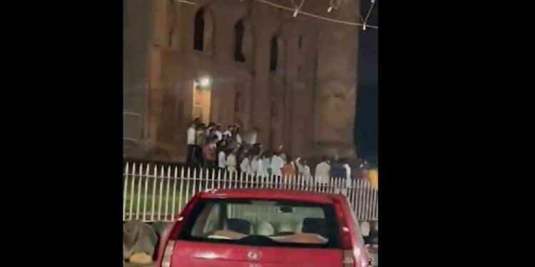 Karnataka News: दशहरे पर कर्नाटक के मदरसे में घुसी भीड़, पूजा की और लगाए जय श्री राम के नारे