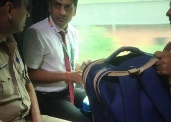प्रयागराज: रेल कर्मचारी की सतर्कता से रीवा एक्सप्रेस में दो लाख रुपए से भरा बैग मिला, यात्री को लौटाया