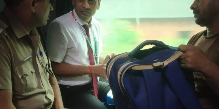 प्रयागराज: रेल कर्मचारी की सतर्कता से रीवा एक्सप्रेस में दो लाख रुपए से भरा बैग मिला, यात्री को लौटाया