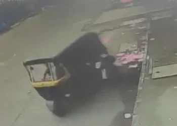 ऑटो ड्राइवर ने छात्रा से की छेड़छाड़, 500 मीटर घसीटा:हाथ पकड़कर ऑटो में बैठाने की कोशिश की, लेकिन लड़की ने हार नहीं मानी… VIDEO