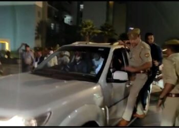 Shrikant Tyagi: भारी पुलिस बल, गाड़ियों का काफिला, पूजा और जयकारे… जेल से रिहा होकर ऐसे घर पहुंचा श्रीकांत त्यागी