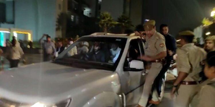 Shrikant Tyagi: भारी पुलिस बल, गाड़ियों का काफिला, पूजा और जयकारे… जेल से रिहा होकर ऐसे घर पहुंचा श्रीकांत त्यागी