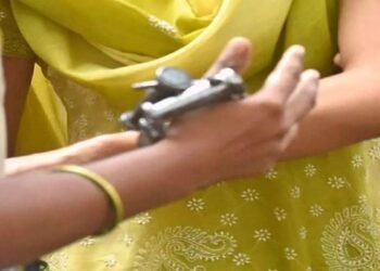 प्रयागराज में पुलिस ने महिला सीडीपीओ को पोषाहार के साथ पकड़ा, बस में ले जा रही थी घर, थाने में पूछताछ जारी