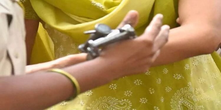 प्रयागराज में पुलिस ने महिला सीडीपीओ को पोषाहार के साथ पकड़ा, बस में ले जा रही थी घर, थाने में पूछताछ जारी