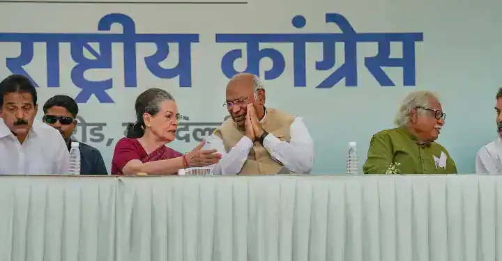 Gujarat Elections 2022: गुजरात चुनाव के लिए कांग्रेस ने 43 सीटों पर उम्मीदवारों की लिस्ट जारी की, अर्जुन मोढवाडिया और अमी याग्निक को टिकट