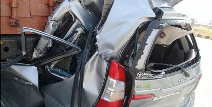 Accident In Prayagraj : हाईवे पर खड़े ट्रक से भिड़ी इनोवा, दो की मौत, अस्थि विसर्जन कर लौट रहे थे वाराणसी