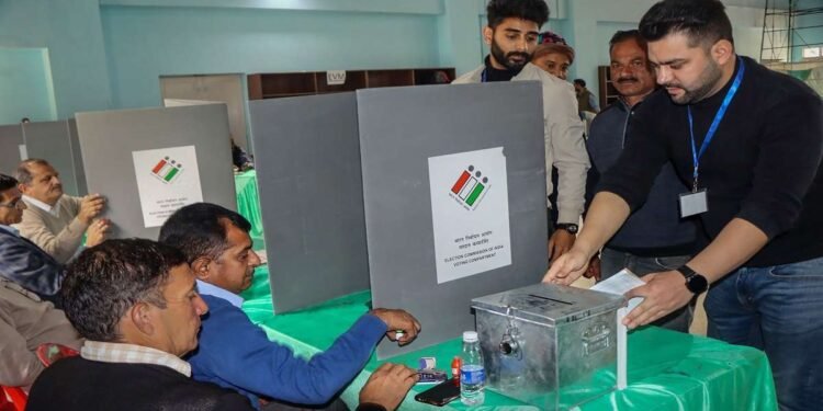 Himachal Pradesh Election 2022 LIVE: हिमाचल प्रदेश में आज EVM में कैद होगी उम्मीदवारों की किस्मत, सुबह 7 बजे से शुरू होगी वोटिंग