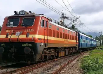Indian Railway: प्लेटफॉर्म टिकट को लेकर रेलवे ने उठाया बड़ा कदम, लाखों लोगों को राहत
