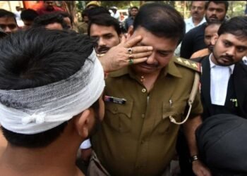 Prayagraj : पिटाई से आक्रोशित छात्र थाने पर धरने पर बैठे, छात्रों को मनाने में रो पड़े इंस्पेक्टर