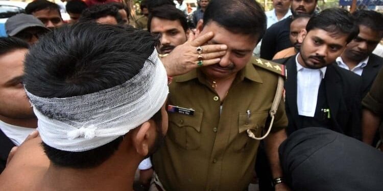 Prayagraj : पिटाई से आक्रोशित छात्र थाने पर धरने पर बैठे, छात्रों को मनाने में रो पड़े इंस्पेक्टर
