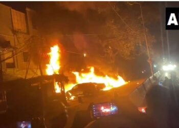 दिल्ली में सदर बाजार क्षेत्र के टूटी चौक के पास 5-6 गाड़ियों में लगी आग, दमकल की 4 गाड़ियां मौके पर मौजूद