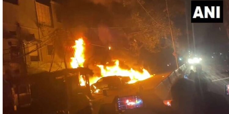 दिल्ली में सदर बाजार क्षेत्र के टूटी चौक के पास 5-6 गाड़ियों में लगी आग, दमकल की 4 गाड़ियां मौके पर मौजूद