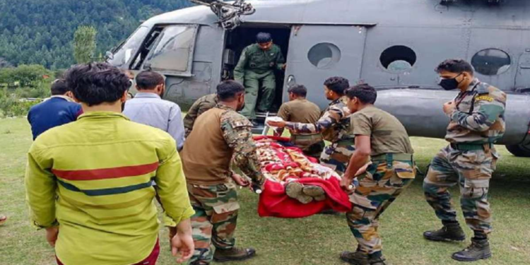 सेना के जज्बे को सलाम, जम्मू कश्मीर में जवानों ने लैंड स्लाइड में फंसे 172 श्रमिकों को बचाया.