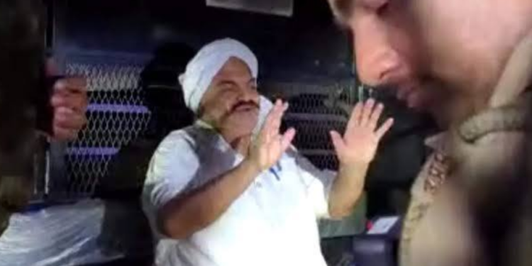 Yogi से Atique की गुहार, कहा- मेरे साथ न्याय हो, महिलाओं और बच्चों का उत्पीड़न ना करें.