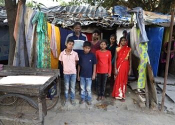 गरीबी पैसे की कमी के कारण लोगों को उचित शिक्षा प्राप्त करने में असमर्थ बनाती है।