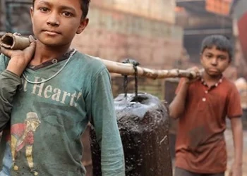 जिसके कारण आज कई बच्चो का जीवन केवल मजदूरी करने में बीत जाता है