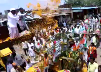 धूम धाम और उस्ताह से बैल गाड़ी में बिठाकर जुलूस निकाला.