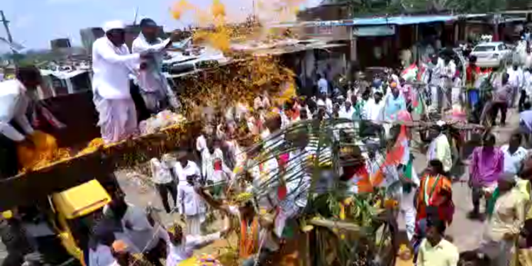 धूम धाम और उस्ताह से बैल गाड़ी में बिठाकर जुलूस निकाला.