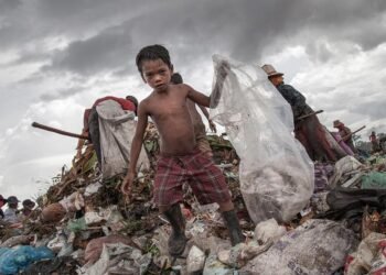 भूखा और बिना घर और कपड़े के है