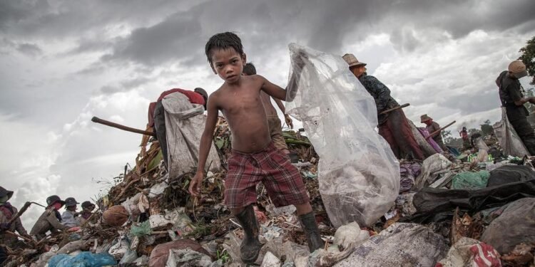 भूखा और बिना घर और कपड़े के है