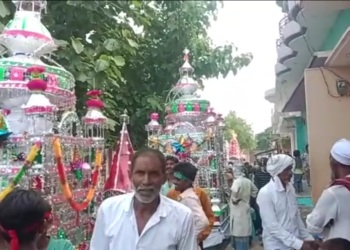 अकीदत हुजूम के साथ निकाला गया कौशांबी के कई गांव में ताजिया का जुलूस।