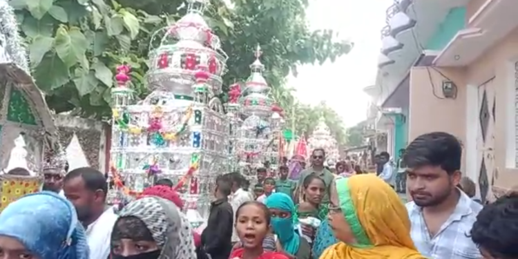 जुलूस निकालकर कर्बला ताजिया के फूल को सुपुद ए खाक किया गया।