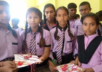 डी, ए, वी पब्लिक स्कूल छात्राओं ने मनाया रक्षाबंधन.