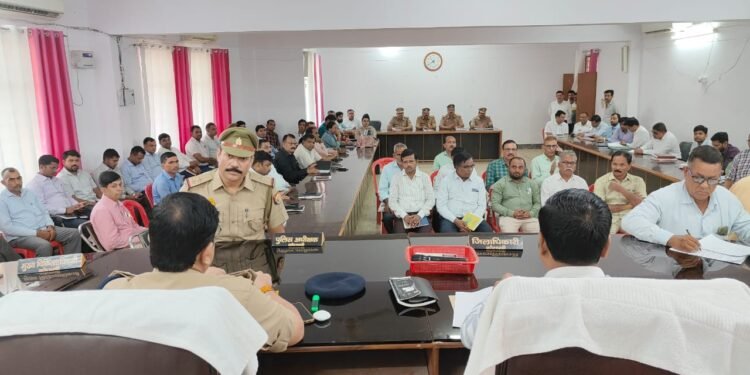 समाधान दिवस के अवसर पर तहसील चायल में जिलाधिकारी कौशाम्बी द्वारा जनशिकायतों को सुना गया