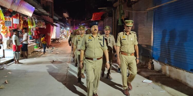 जनपद में कानून,शांति,एवं सुरक्षा व्यवस्था बनाए रखने के लिए कड़ाधाम पुलिसथाना क्षेत्र में पैदल गश्त किया गया