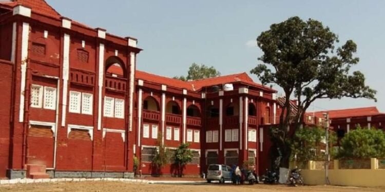 पीजी कॉलेज में छात्रों से अवैध वसूली का आरोप लगाते हुए छात्रसंघ के प्रतिनिधिमंडल ने अतिरिक्त एसडीएम को सौंपा 32 सूत्रीय मांगपत्र