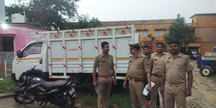 जिलाधिकारी बलिया के आदेश पर गो-तस्करी में संलिप्त अभियुक्त की 03 लाख 35 हजार की सम्पत्ति किया गया जब्त