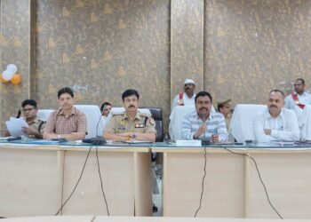 कलेक्ट्रेट परिसर स्थित उदयन सभागार में जिलाधिकारी द्वारा जनपद के समस्त राजपत्रित अधिकारी