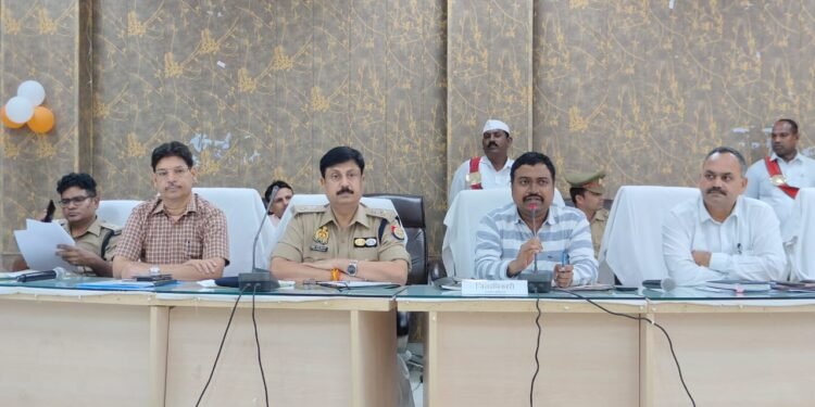 कलेक्ट्रेट परिसर स्थित उदयन सभागार में जिलाधिकारी द्वारा जनपद के समस्त राजपत्रित अधिकारी