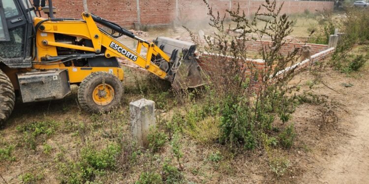 अनाधिकृत प्लाटिंग पर चला विकास प्राधिकरण का बुल्डोजर