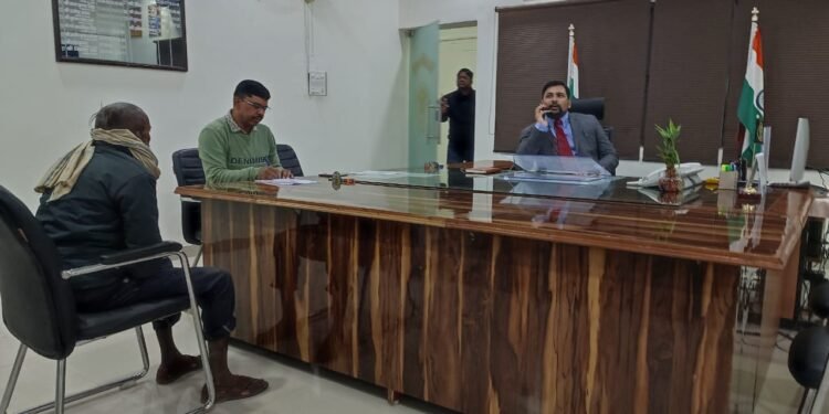 जिलाधिकारी श्री अभिषेक आनन्द ने कलेक्ट्रेट में आयोजित जनता दर्शन में आए