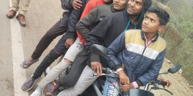 चित्रकूट — यातायात नियमों का पालन करने के लिए यूपी