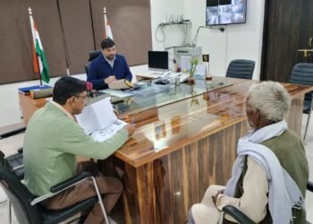 जिलाधिकारी श्री अभिषेक आनन्द ने कलेक्ट्रेट में