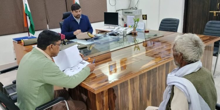 जिलाधिकारी श्री अभिषेक आनन्द ने कलेक्ट्रेट में