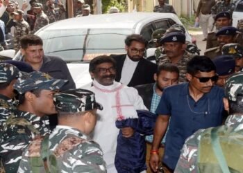 अफसर को चल रही थी बड़ी जिम्‍मेदारी देने की बात, खुल गया सारा राज; हेमंत की अभी और बढ़ेंगी मुश्‍किलें