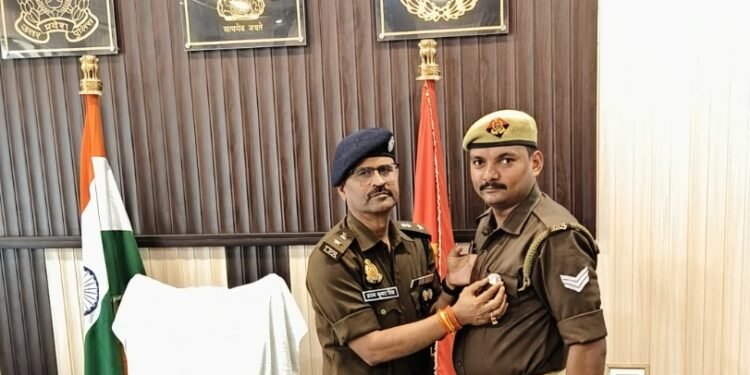 सर्विलांस सेल में नियुक्त मुख्य आरक्षी श्री जितेन्द्र कुमार कुशवाहा को DGP प्रशंसा-चिन्ह ( सिल्वर मेडल) से अलंकृत किया गया