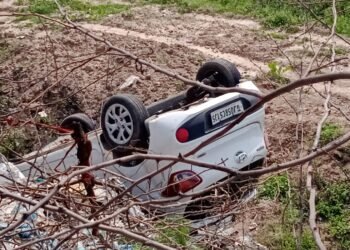 तेज रफ्तार कार अनियंत्रित होकर पलटी, ड्राइवर फरार