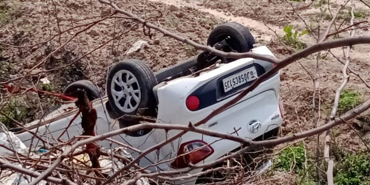 तेज रफ्तार कार अनियंत्रित होकर पलटी, ड्राइवर फरार
