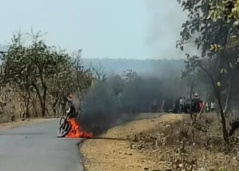 एक मोटरसाइकिल में अज्ञात कारणों से लगी आग,
