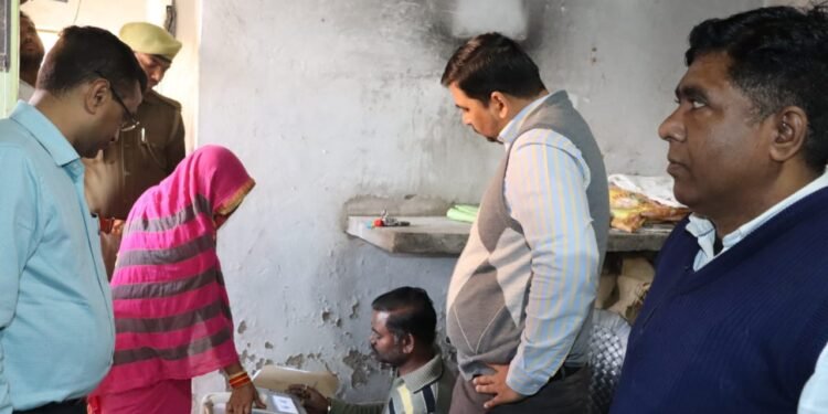 जिलाधिकारी श्री अभिषेक आनन्द ने आज सार्वजनिक वितरण प्रणाली नगर