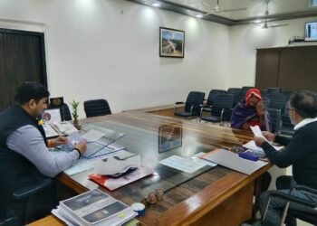 जिलाधिकारी श्री अभिषेक आनंद ने अपने चैम्बर में आयोजित जनता दर्शन