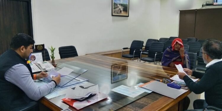 जिलाधिकारी श्री अभिषेक आनंद ने अपने चैम्बर में आयोजित जनता दर्शन