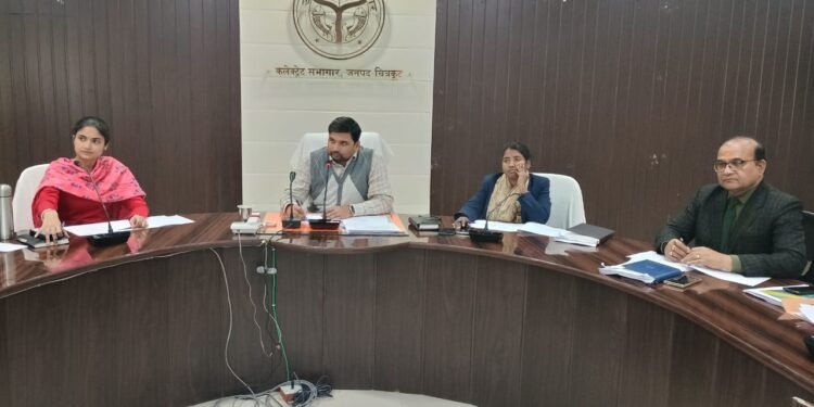 जिलाधिकारी श्री अभिषेक आनन्द की अध्यक्षता में लोकसभा सामान्य निर्वाचन- 2024 की विभिन्न व्यवस्थाओं में लगाए गए नोडल अधिकारियों की बैठक कलेक्ट्रेट सभागार में संपन्न हुई।